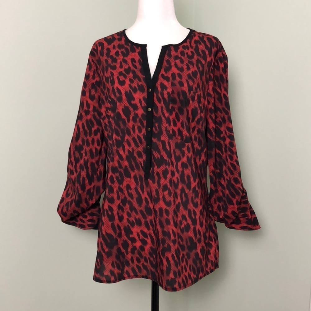 🤍 M 🤍 Red Leopard Print Henley Top Buttons Cuffs